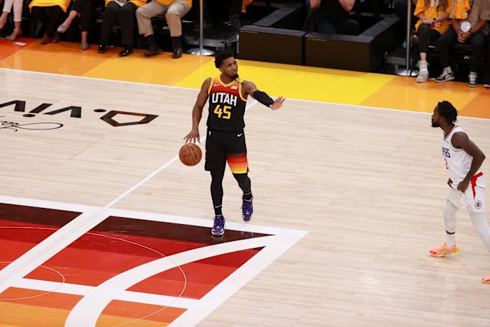 Donovan Mitchell (45) calls out a play against the Los Angeles Clippers